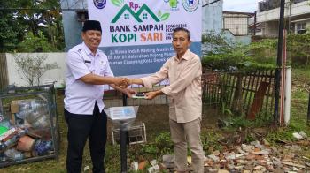 Lurah Boponter Resmikan Bank Sampah dan Panen Sayur di RW 01